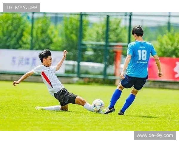 足球赛场失去界限自由奔跑，现场画面展现无边竞技激情